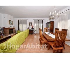 CHALET SEMINUEVO CON GARAJE, PISCINA Y AMPLIA PARCELA