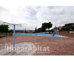 CHALET SEMINUEVO CON GARAJE, PISCINA Y AMPLIA PARCELA