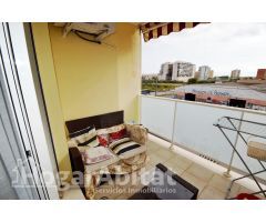 SEMINUEVO CON TERRAZA Y PISCINA CERCA DE LA PLAYA