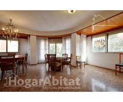 AMPLIO, EXTERIOR Y ESQUINERO CON 3 BALCONES Y ASCENSOR