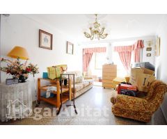 ¡EXCELENTE OPORTUNIDAD! GRAN CASA PARA REFORMAR CON GARAJE Y TRES TERRAZAS
