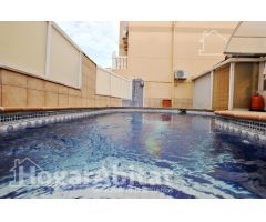 AMPLIO ADOSADO CON PISCINA PRIVADA Y TRES TERRAZAS CERCA DE LA PLAYA
