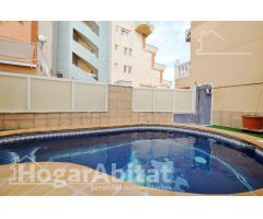 AMPLIO ADOSADO CON PISCINA PRIVADA Y TRES TERRAZAS CERCA DE LA PLAYA
