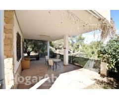 CHALET CON GARAJE, TERRAZA Y BARBACOA