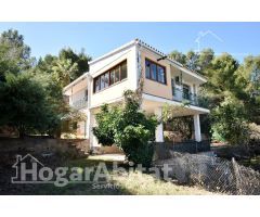 CHALET CON GARAJE, TERRAZA Y BARBACOA