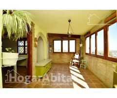 CHALET CON GARAJE, TERRAZA Y BARBACOA