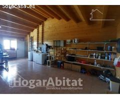 AMPLIO CHALET SEMINUEVO CON GRAN TERRENO Y GARAJE