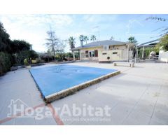 CHALET CON PISCINA, TERRAZA, GARAJE Y BARBACOA