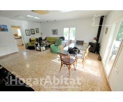 CHALET CON PISCINA, TERRAZA, GARAJE Y BARBACOA