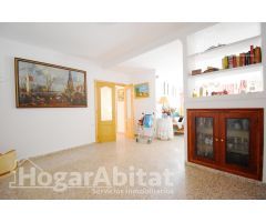 ¡EXCELENTE OPORTUNIDAD! GRAN CASA PARA REFORMAR CON GARAJE Y TRES TERRAZAS