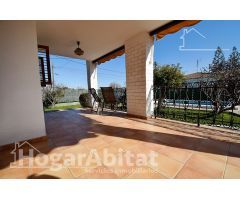 ESPECTACULAR VILLA CON PISCINA, GARAJE Y AMPLIA PARCELA