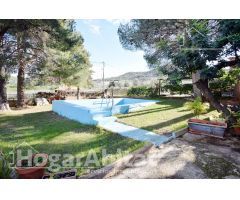 ¡MAGNÍFICA OPORTUNIDAD! GRAN CHALET CON PISCINA PRIVADA, TERRAZA Y PARCELA