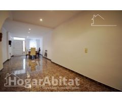AMPLIA CASA SEMIREFORMADA CON TERRAZA Y TRASTERO, EN EL CENTRO