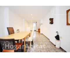 AMPLIA CASA SEMIREFORMADA CON TERRAZA Y TRASTERO, EN EL CENTRO