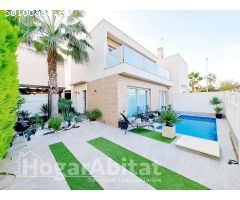 VILLA SEMINUEVA CON PISCINA, SOLARIUM Y TERRAZA