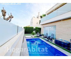 VILLA SEMINUEVA CON PISCINA, SOLARIUM Y TERRAZA