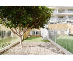 PRECIOSO DÚPLEX EN RESIDENCIAL CON GARAJE Y TERRAZA, CERCA DEL MAR