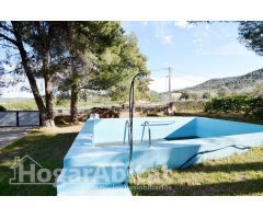 ¡MAGNÍFICA OPORTUNIDAD! GRAN CHALET CON PISCINA PRIVADA, TERRAZA Y PARCELA