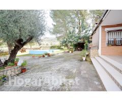 ¡MAGNÍFICA OPORTUNIDAD! GRAN CHALET CON PISCINA PRIVADA, TERRAZA Y PARCELA