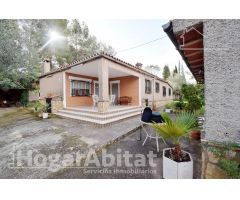 ¡MAGNÍFICA OPORTUNIDAD! GRAN CHALET CON PISCINA PRIVADA, TERRAZA Y PARCELA