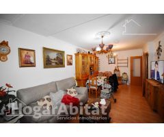 EXTERIOR EN RESIDENCIAL CON PISCINA Y TERRAZA, EN EL CENTRO