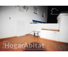 EXTERIOR EN RESIDENCIAL CON PISCINA Y TERRAZA, EN EL CENTRO
