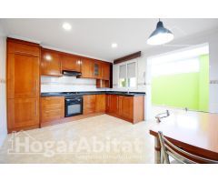 ESPECTACULAR ADOSADO CON AMPLIO GARAJE Y BALCÓN, EN EL CENTRO