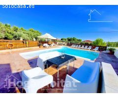 GRAN CHALET CON PISCINA, GARAJE Y PISTA DE PADEL PRIVADA
