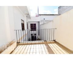 ¡MAGNÍFICA OPORTUNIDAD! AMPLIA CASA CON DOS TERRAZAS, EN EL CENTRO