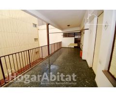 AMPLIO Y EXTERIOR CON GRAN TERRAZA Y BALCÓN, EN EL CENTRO
