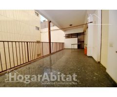 AMPLIO Y EXTERIOR CON GRAN TERRAZA Y BALCÓN, EN EL CENTRO