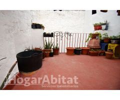 AMPLIA CASA SEMIREFORMADA CON TERRAZA Y BALCÓN, EN EL CENTRO