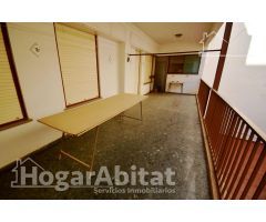 AMPLIO Y EXTERIOR CON GRAN TERRAZA Y BALCÓN, EN EL CENTRO