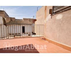 GRAN CASA CON TERRAZA Y BALCÓN CON MUCHAS POSIBILIDADES