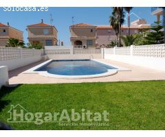 ¡Al lado mismo de la playa! Seminuevo con piscina, terraza y garaje