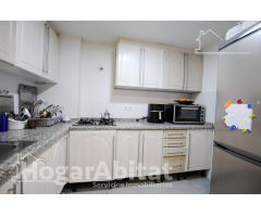 ¡GRAN OPORTUNIDAD! MUY AMPLIO DE 4 DORMITORIOS, CON BALCÓN JUNTO AV BENIOPA