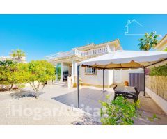 ¡ESPECTACULAR CHALET! EN URBANIZACIÓN CON PISCINA Y PARCELA