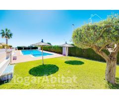¡ESPECTACULAR CHALET! EN URBANIZACIÓN CON PISCINA Y PARCELA