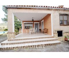 ¡MAGNÍFICA OPORTUNIDAD! GRAN CHALET CON PISCINA PRIVADA, TERRAZA Y PARCELA