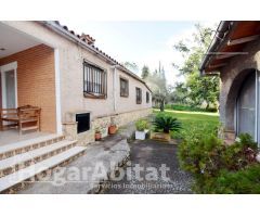 ¡MAGNÍFICA OPORTUNIDAD! GRAN CHALET CON PISCINA PRIVADA, TERRAZA Y PARCELA