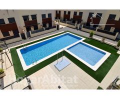 ADOSADO SEMINUEVO CON TERRAZA, GARAJE Y PISCINA