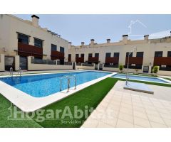 ADOSADO SEMINUEVO CON TERRAZA, GARAJE Y PISCINA