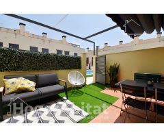 ADOSADO SEMINUEVO CON TERRAZA, GARAJE Y PISCINA