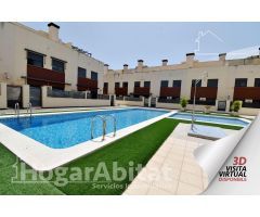 ADOSADO SEMINUEVO CON TERRAZA, GARAJE Y PISCINA