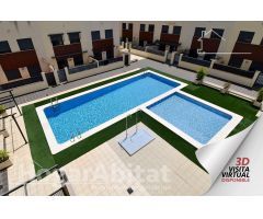 ADOSADO SEMINUEVO CON TERRAZA, GARAJE Y PISCINA
