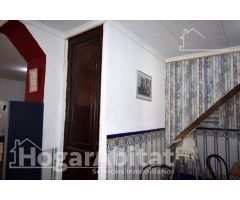 ¡EXCELENTE UBICACIÓN! CASA PARA REFORMAR CON TERRAZA Y BARBACOA