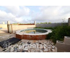 ¡GRAN OPORTUNIDAD! CHALET RÚSTICO CON PISCINA, GARAJE, BARBACOA Y TERRAZA