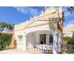 PRECIOSO ADOSADO SEMINUEVO EN RESIDENCIAL CON GARAJE, PISCINA Y 2 TERRAZAS