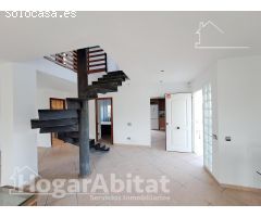¡CERCA DE LA PLAYA! GRAN CHALET CON TERRAZA, JARDÍN Y GARAJE