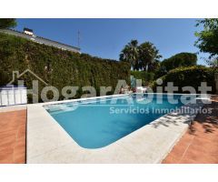 VILLA de 2 alturas con JARDÍN y PISCINA